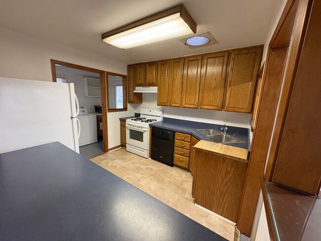 Building Photo - Lovely & Spacious 4-Bed, 2-Bath Single-Family Home Near Everything You Need