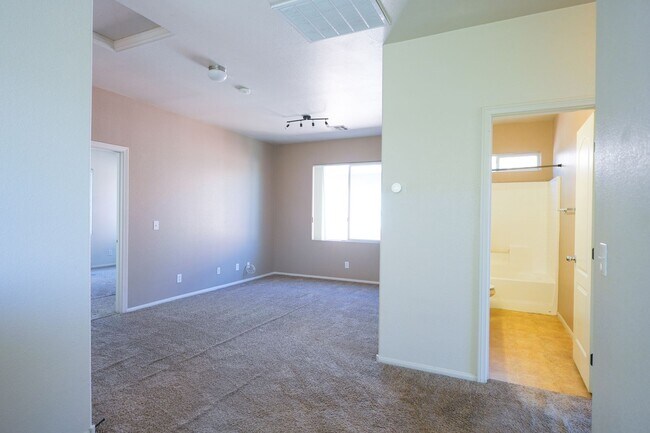 Building Photo - 3 Bed / 2.5 Bath Townhome with Loft, 2 Car Garage & Spacious Backyard – Southern Highlands