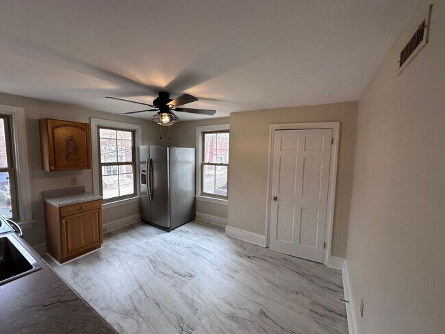 Building Photo - 134 King St