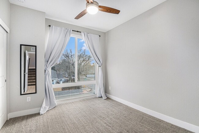 Building Photo - 1 Bed 1.5 Bath Townhome in West Highland Available!