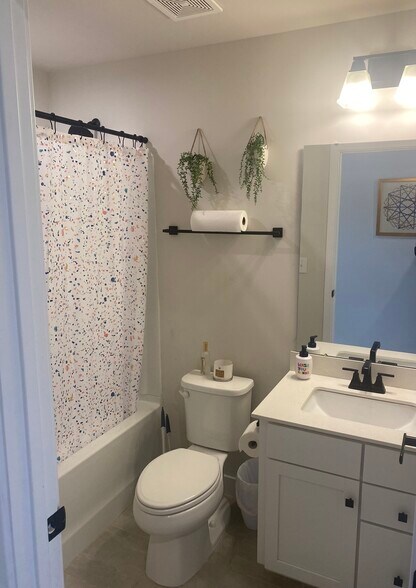 Hall bath - 211 Pryor Dr
