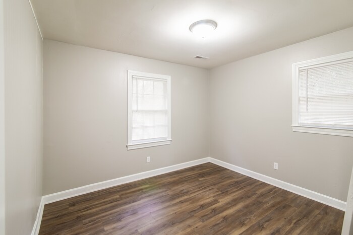 Building Photo - 221 Birch Ln