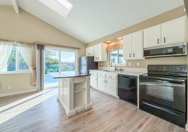 Building Photo - 1251 Buckingham Dr