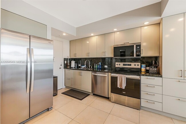 Building Photo - 5055 Collins Ave