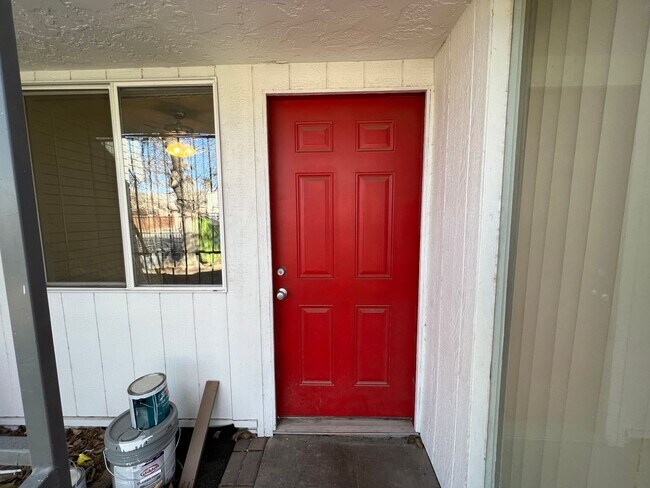 Building Photo - Rent Ready GATED 1BD/1BA. FRESH PAINT & ST...