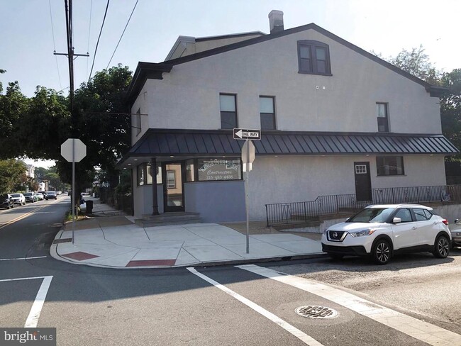 Building Photo - 441 Leverington Ave