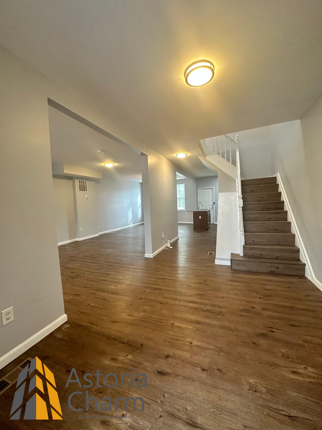 Building Photo - Spacious 5-Bedroom Home with Renovated Kit...