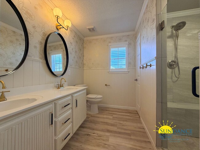 Building Photo - Charming Custom Details & Cul-de-Sac Living in Mary Esther!