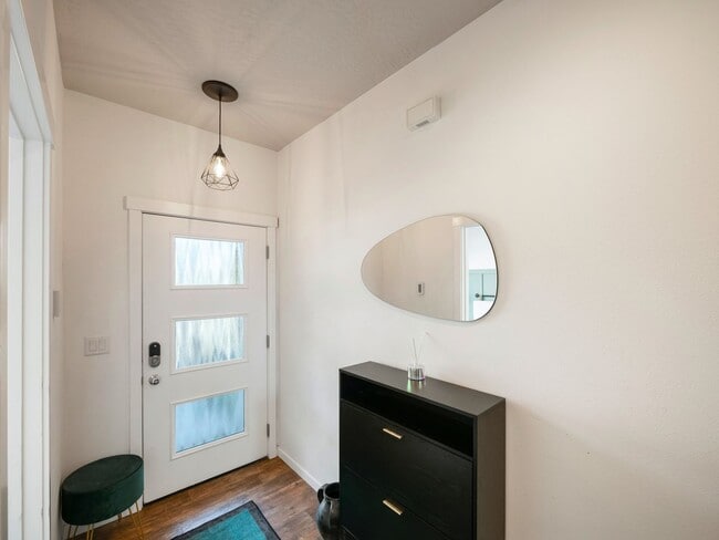 Building Photo - 2423 W Bridge Ave