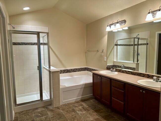 Building Photo - 2 Bedroom townhome in School District 20 w...