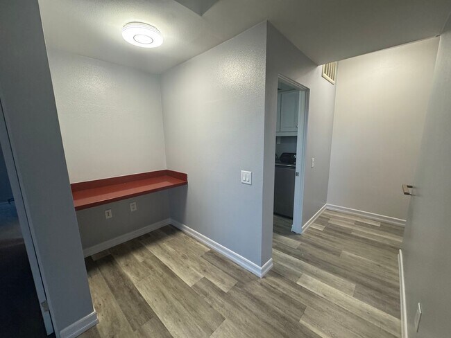 Building Photo - 810 E Palm Canyon Dr