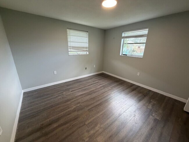 Building Photo - 702 21st Ave W