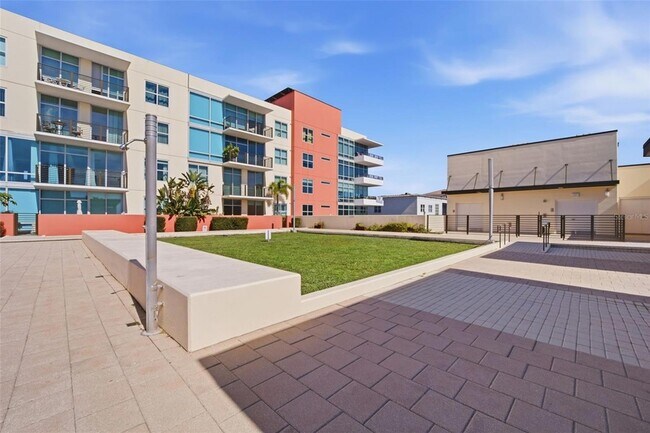 Building Photo - 1208 E Kennedy Blvd