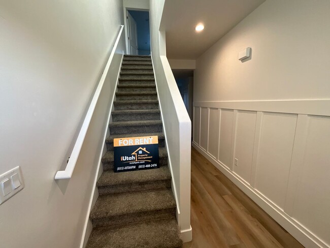 Building Photo - 3 bedroom 2.5 Bath Townhouse