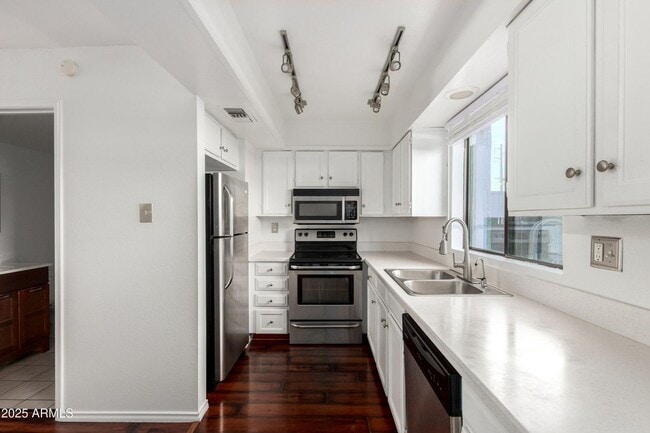 Building Photo - Old Town Scottsdale townhome- 2 bd 2 bath- W/D- Yard