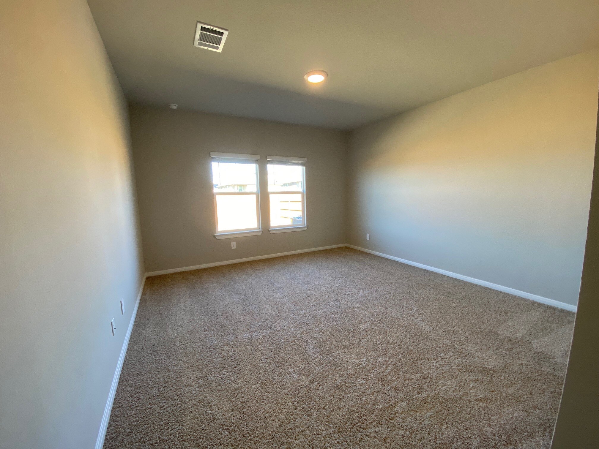 Building Photo - 154 Solitude Dr