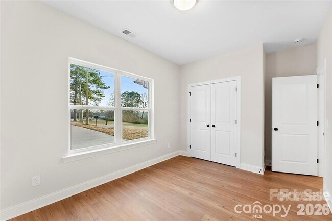 Building Photo - 1558 7th Ave Dr SW