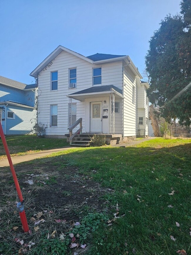 Building Photo - 1215 1/2 E 12th St