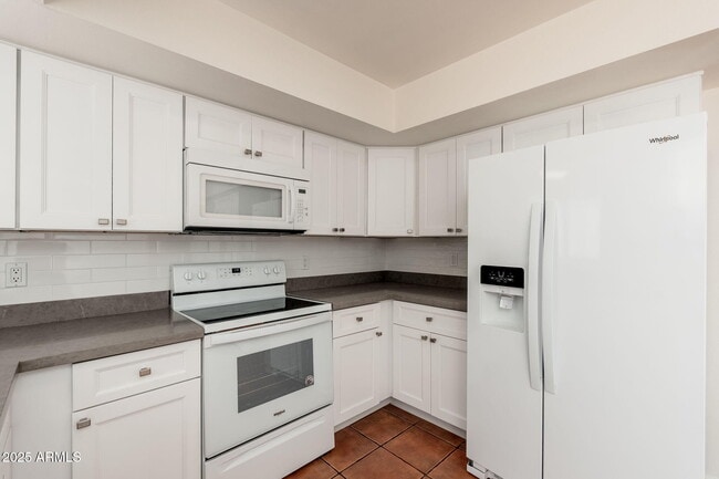 Building Photo - 7684 E Minnezona Ave