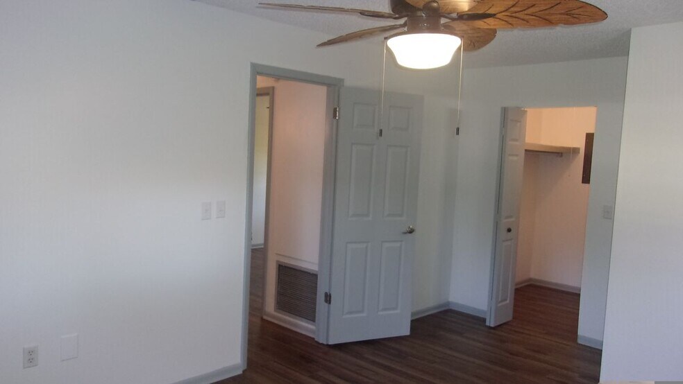 Building Photo - 9880 SW 101st Pl