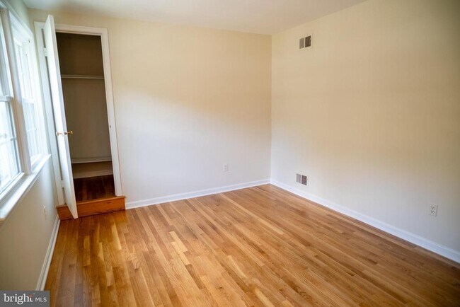 Building Photo - 5012 Larno Dr