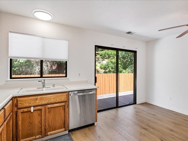 Building Photo - 843 Falcon Way