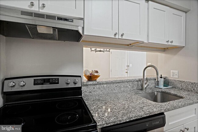 Building Photo - 1605 Carriage House Terrace
