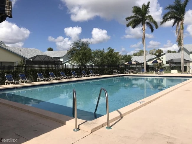 Building Photo - 3 br, 2 bath Townhome - 9087 SW 22nd St Apt A