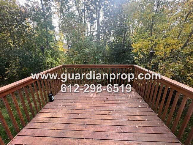 Building Photo - Large End Unit Townhome Available Late April, 2BR + Office, Vaulted Ceilings, 3 Bath, Family Room