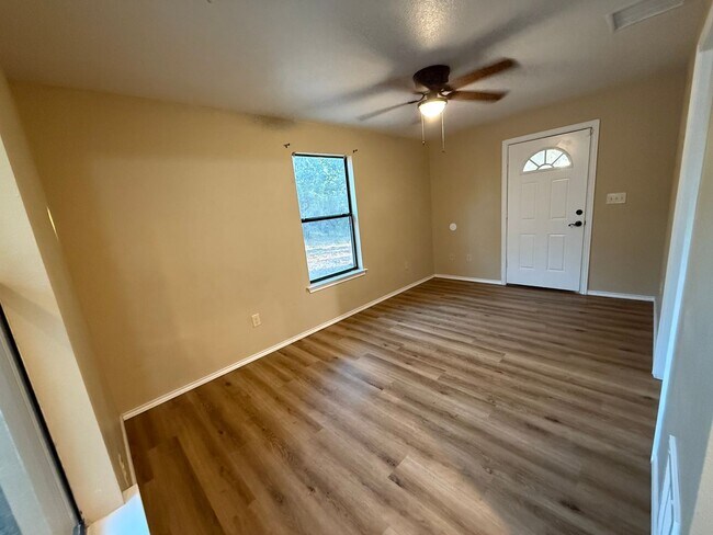 Building Photo - NEW ON MARKET