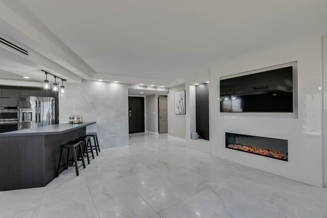 Building Photo - Elevated Penthouse Living with Private Terrace & Resort-Style Amenities * MOVE IN SPECIAL *