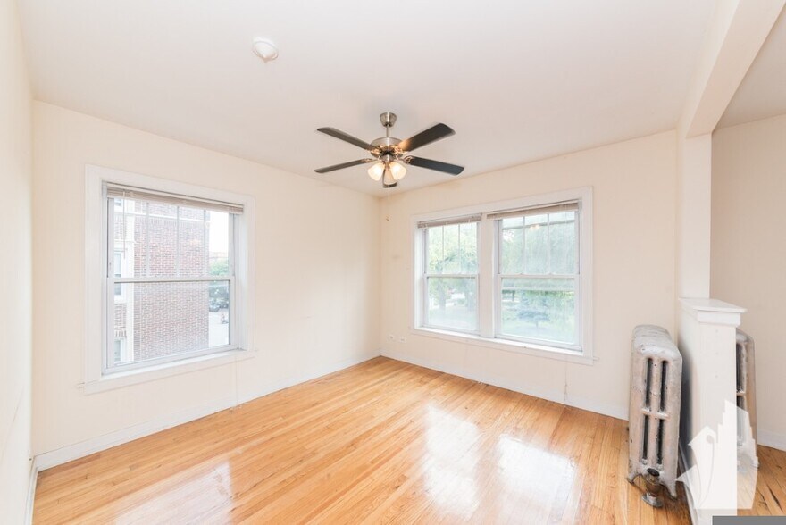 Building Photo - 2010 W Foster Ave