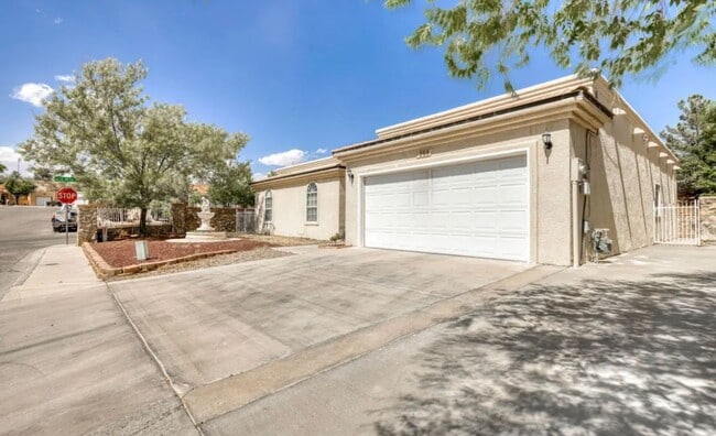 Building Photo - Short Term leases optionn4 Bedrooms 3 baths( near by Sunland Park Dr & Mesa St)