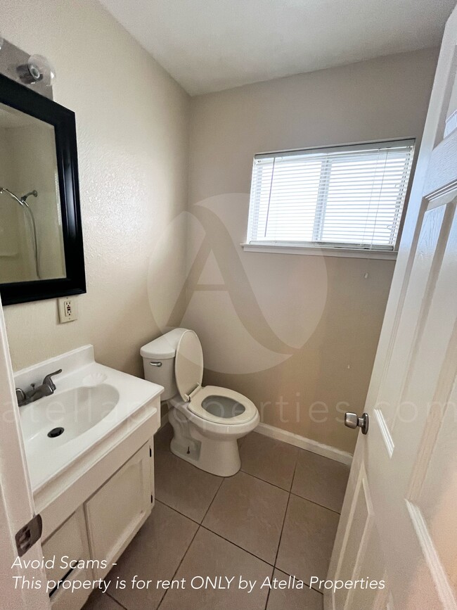 Building Photo - 248 E D St