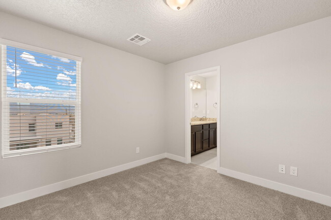 Building Photo - 4022 Silver Springs Road NE
