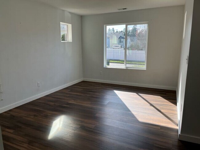 Building Photo - Spacious 3-Bedroom Home for Rent in Desirable DuPont