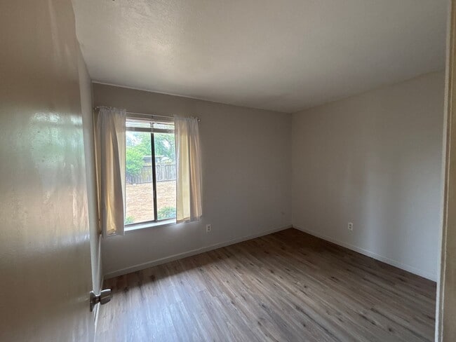 Building Photo - CHARMING 3 BEDROOM 2 BATHROOM SINGLE-STORY IN STOCKTON!