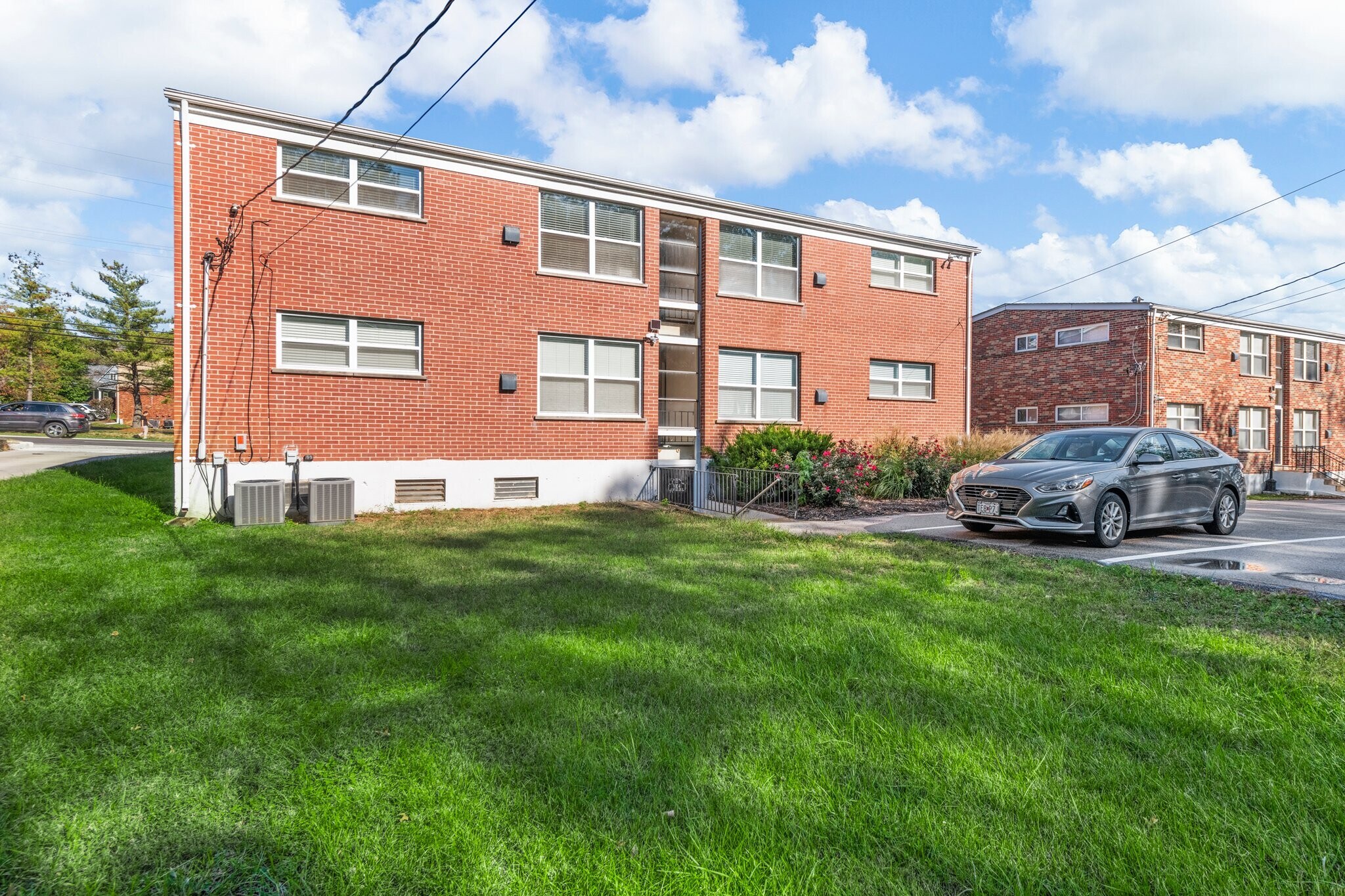 Building Photo - 10130 Manchester Rd