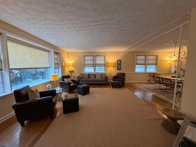 Building Photo - 33 N Gladstone Ave