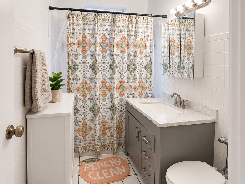 Building Photo - 2467 N Clark St