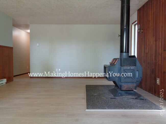 Building Photo - 2844 Randi Ln NE