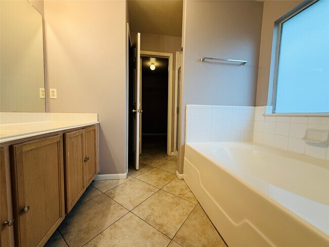 Building Photo - 19730 Cozy Cabbin Dr