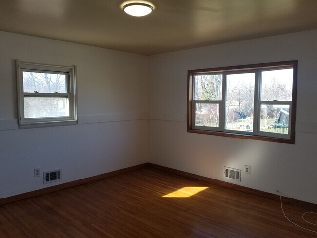 Building Photo - 577 Pinnacle Rd