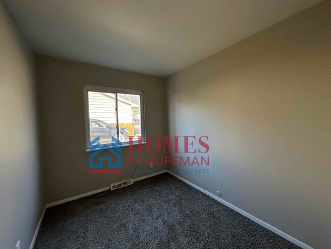 Building Photo - Three Bedroom House | Move In Ready