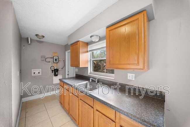 Building Photo - 5458 Fifth Ave