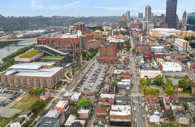 Building Photo - Pittsburgh - 3 Bed 2 Bath - Just Renovated