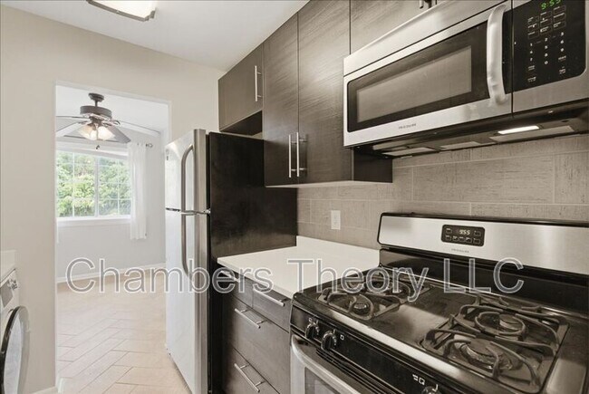 Building Photo - 1521 Colonial Dr