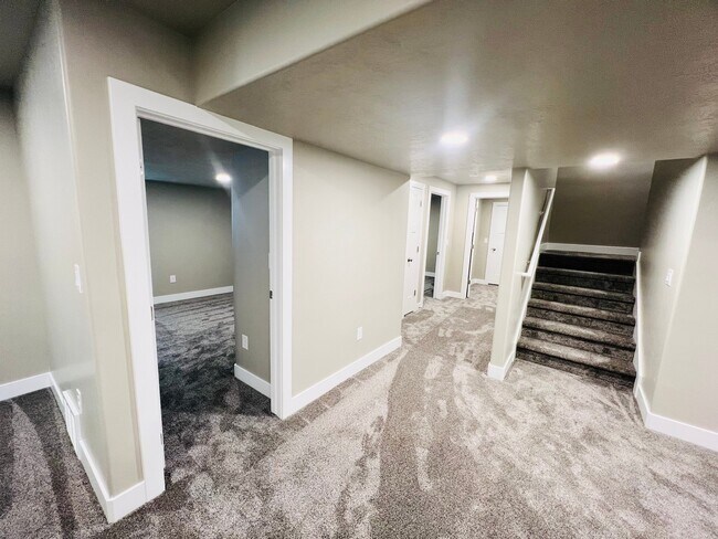Building Photo - 893 N 1000 W