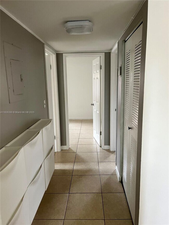 Building Photo - 415 W Park Dr