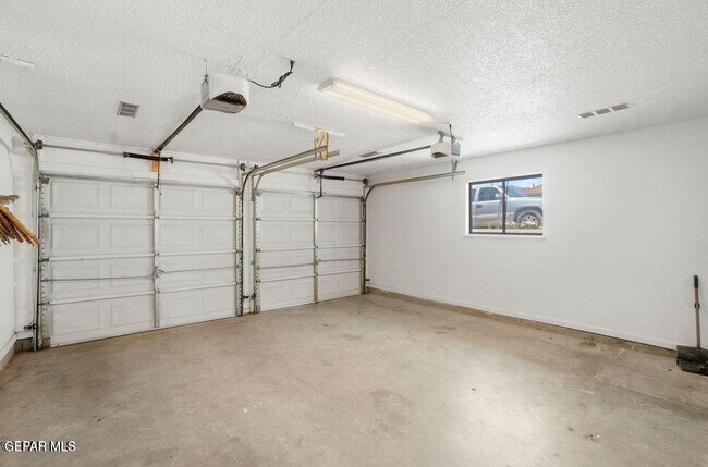 Building Photo - 6836 Orizaba Ave